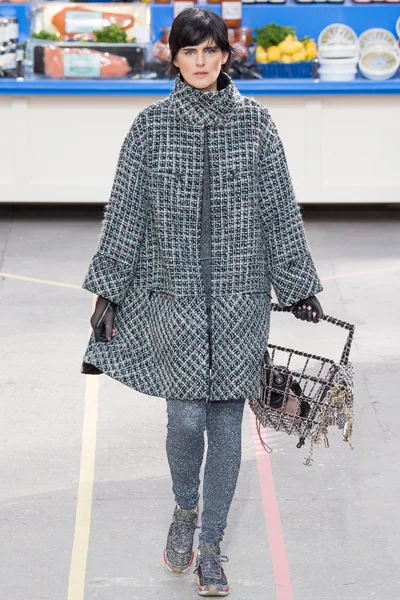 Look 16